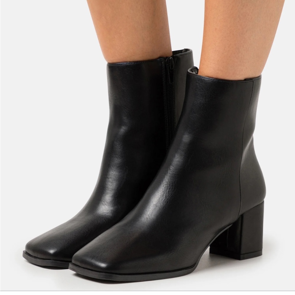 Rubi Shoes by Cotton On Wide Fit
WIDE FIT ASHLEA SQUARE TOE CLASSIC BOOT - - Picture 1 of 5
